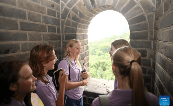 Youngsters visit Huangyaguan section of Great Wall in Tianjin