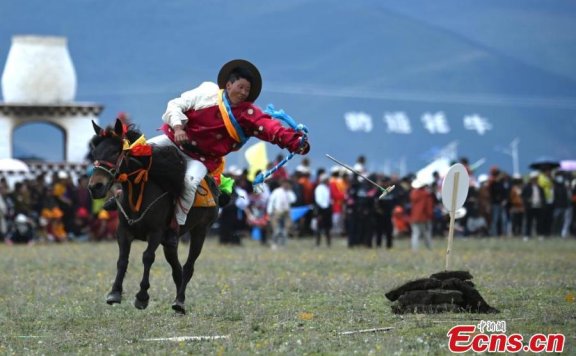 Horse racing kicks off in Sichuan