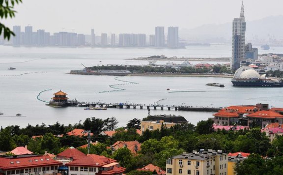 Tourism in Qingdao heats up in hot summer days