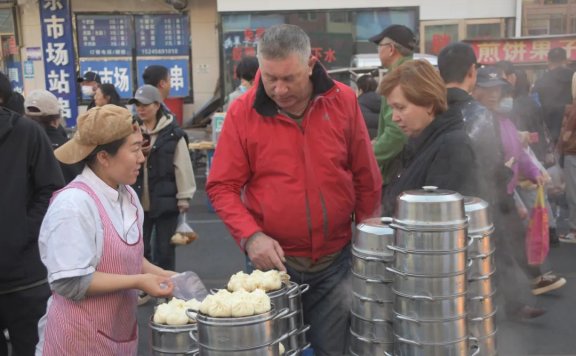 Russian tourists flock to China’s border city of Heihe for breakfast, shopping