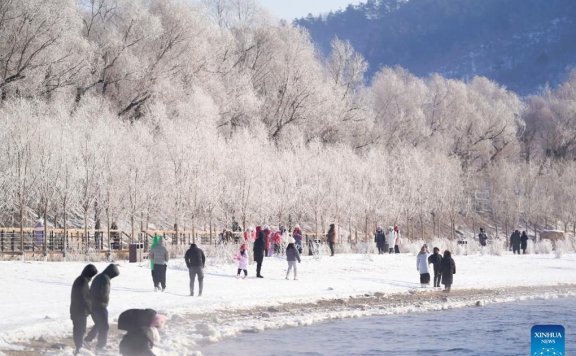 People enjoy rime scenery along Songhua River in NE China’s Jilin