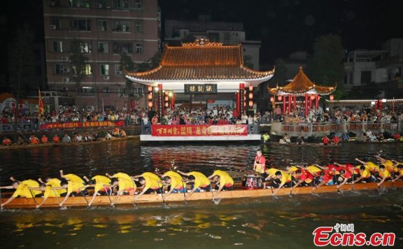 Villagers enhance night training for upcoming Dragon Boat Festival in Guangdong