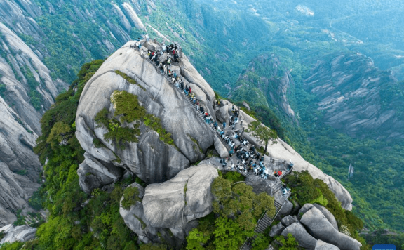 Tiandu peak attracts tourists in Huangshan Mountain scenic area, E China