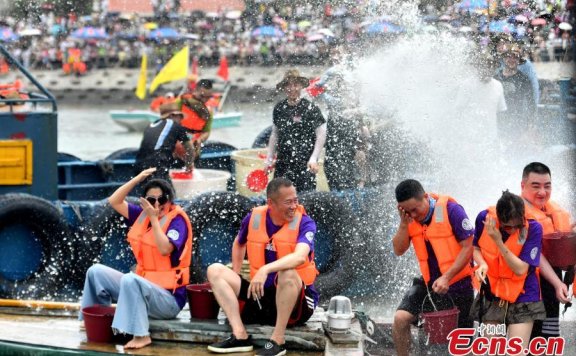 People from Taiwan Straits celebrate Dragon Boat Festival together on river