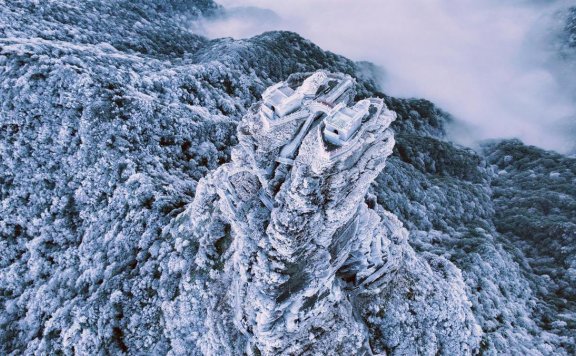 The snowy wonderland of Fanjing Mountain attracts visitors despite coldness