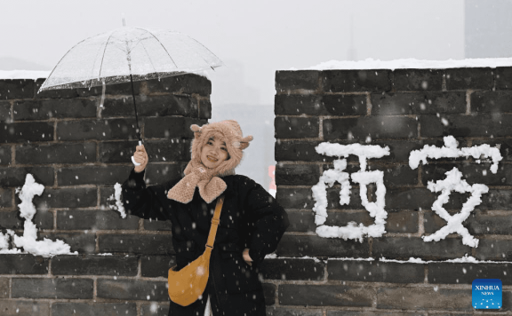 People enjoy snow scenery in Xi’an, NW China’s Shaanxi