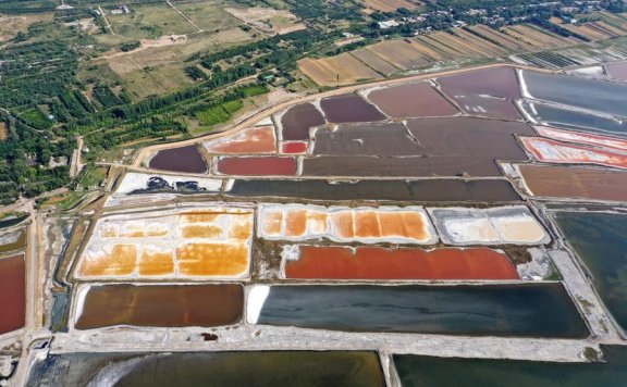 Salt lake in N China’s Shanxi turns into tourist landmark