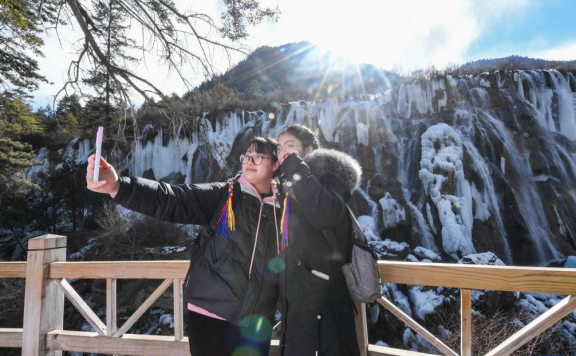 Int’l tourism festival featuring frozen waterfalls opens at Jiuzhaigou National Park