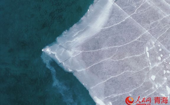 Explore stunning winter scenery of Qinghai Lake