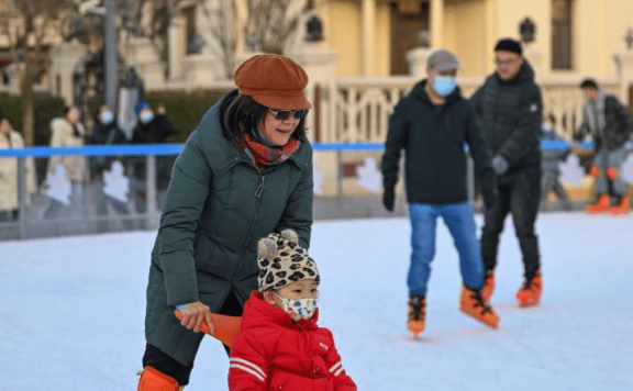 Ice rink opens to public in Tianjin, N China