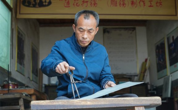 Inheritor passes on tin carving techniques in China’s Jiangxi