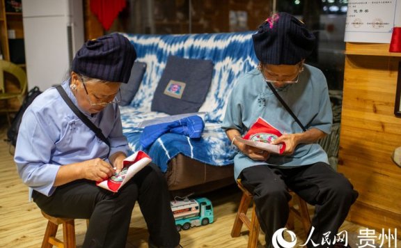 Inheritor passes on Miao embroidery through innovation in SW China’s Guizhou