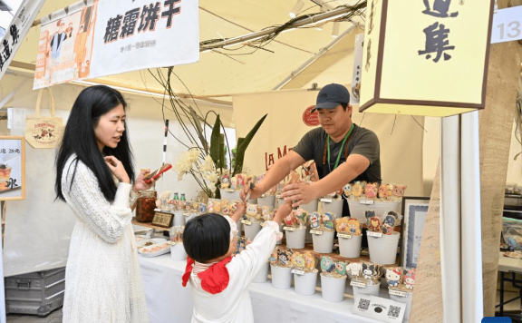 Tourists enjoy May Day holiday across China