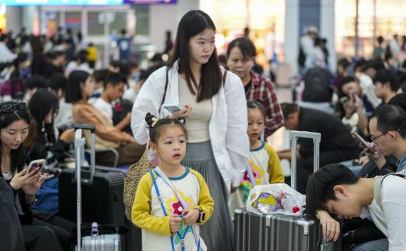 Over 100 mln trips made on Chinese railways in one week amid holiday travel boom