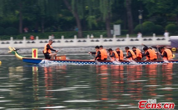 Beijing celebrates Dragon Boat Festival with race on Shichahai Lake