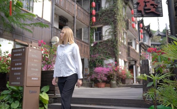 Int’l journalists make a flower appreciation journey in Gankeng Hakka Town, Shenzhen