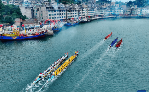 Contestants participate in dragon boat race in Lianjiang County, China’s Fujian