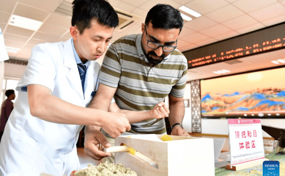 Int’l students experience charm of TCM culture in China’s Qingdao