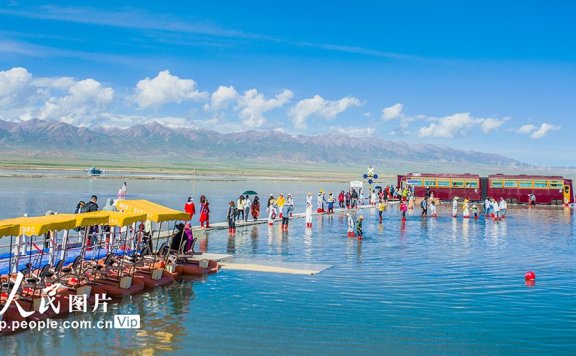 Stunning summer scenery of “Mirror of the Sky” in NW China’s Qinghai