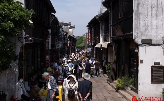 Tourists flock to China’s Yuehe Old Street ahead of Dragon Boat Festival