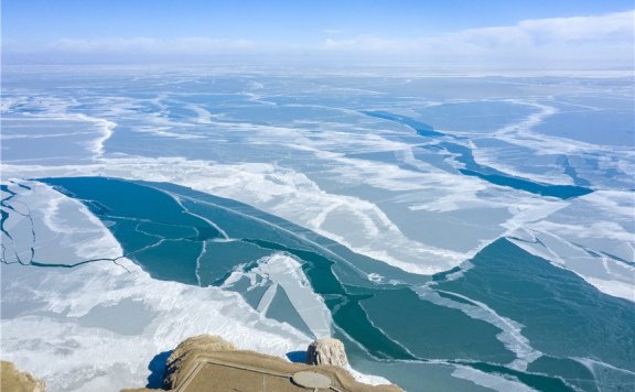 In pics: Qinghai Lake in winter offers a stunning view