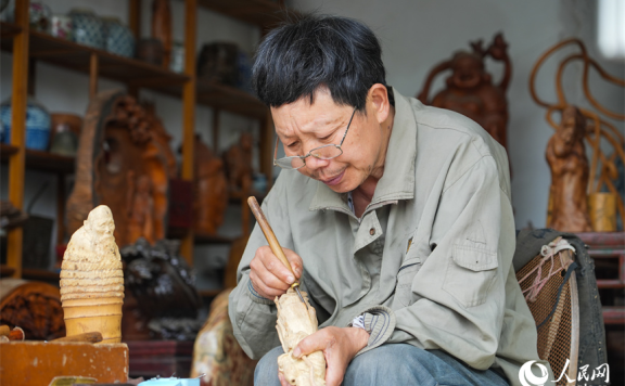 Inheritor invigorates traditional root carving in E China’s Jiangxi