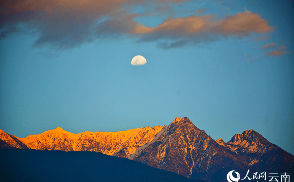 Enchanting sunset, moonlit splendor at Cangshan Mountain