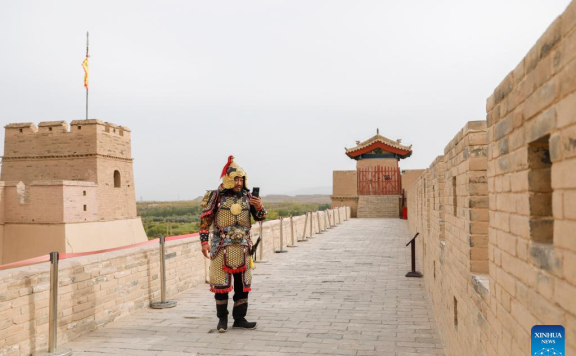 Time-traveling “general” draws crowds at Jiayu Pass in NW China