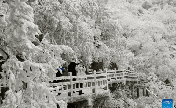 People enjoy rime scenery at Yuntaishan Mountain in Jiangsu, E China