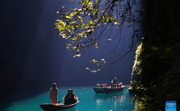 Tourists enjoy view of Pingshan canyon in Hefeng, C China’s Hubei